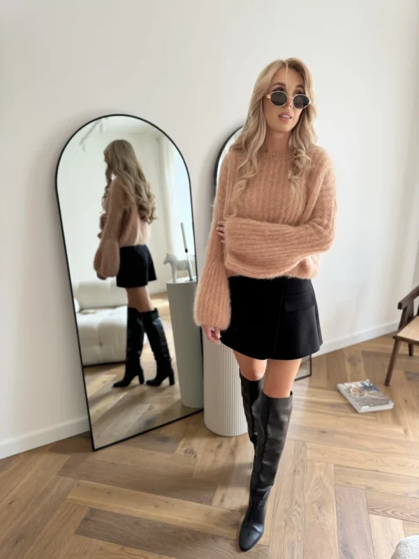 Brzoskwiniowy sweter